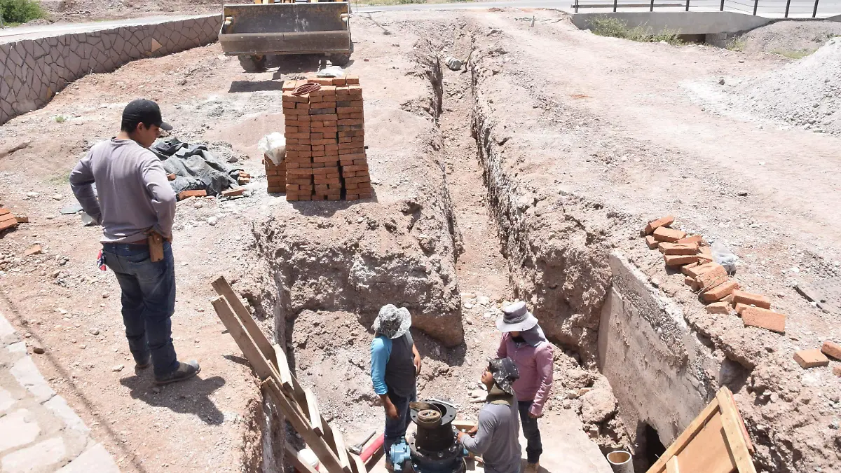 Paran obras de la JMAS enseguida de la UVN (48)